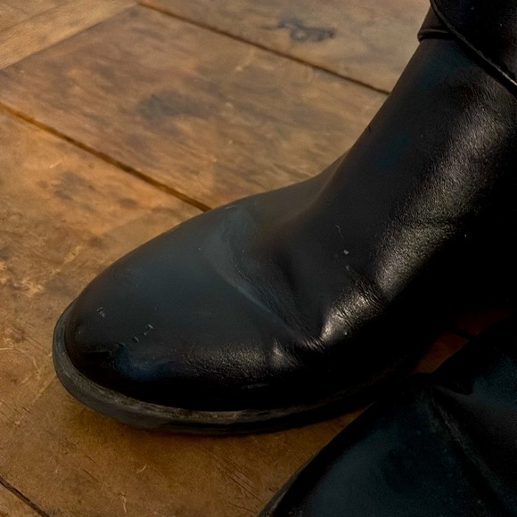 Tommy Hilfiger Black Ankle zipper boots 7M with Gold Emblem - Picture 4 of 16